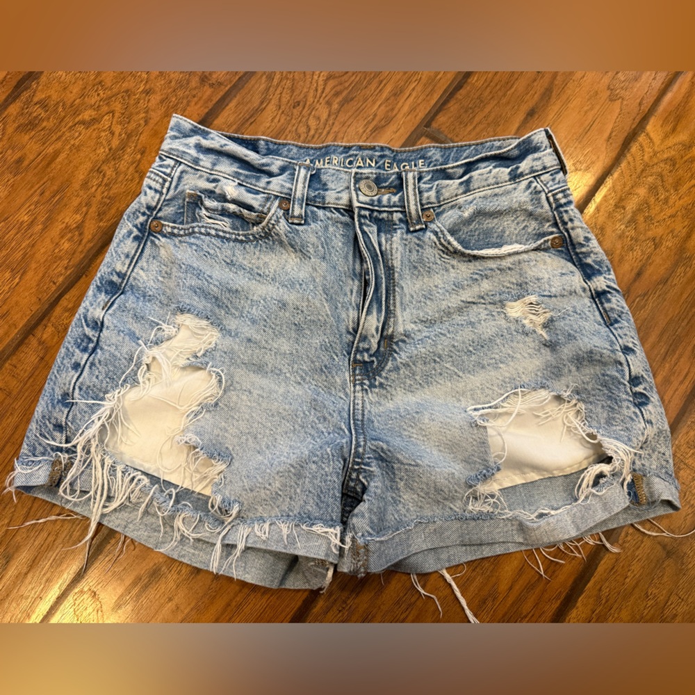 American Eagle jean shorts women’s 2 Mom Short distressed blue exposed pockets